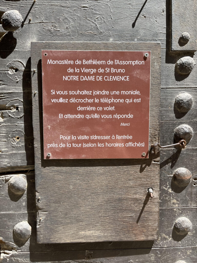 dans un monastère volet où l'on peut téléphoner aux moniales